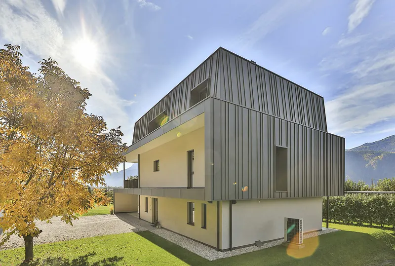 Erweiterung einer Hofstelle mit Holzfassade