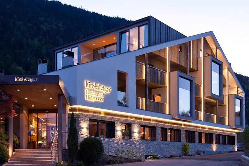 Hotel Kirchsteiger am Abend mit Holzfassade