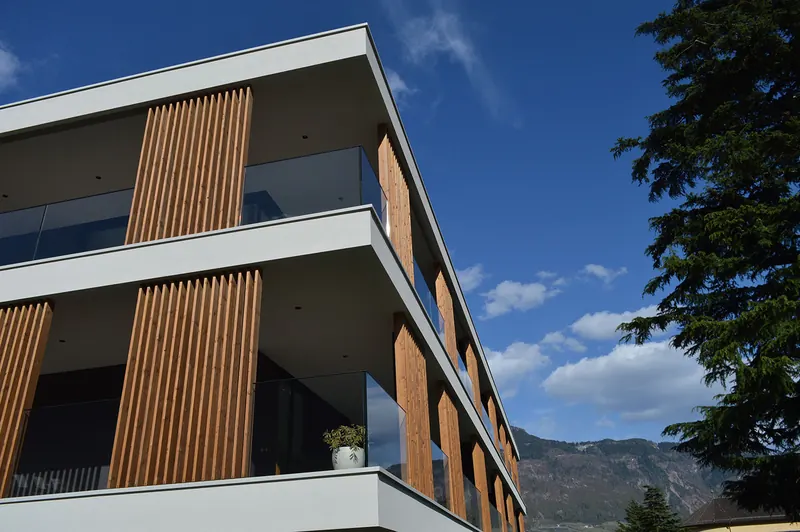 Wohnhaus mit Holzfassade und Balkonen