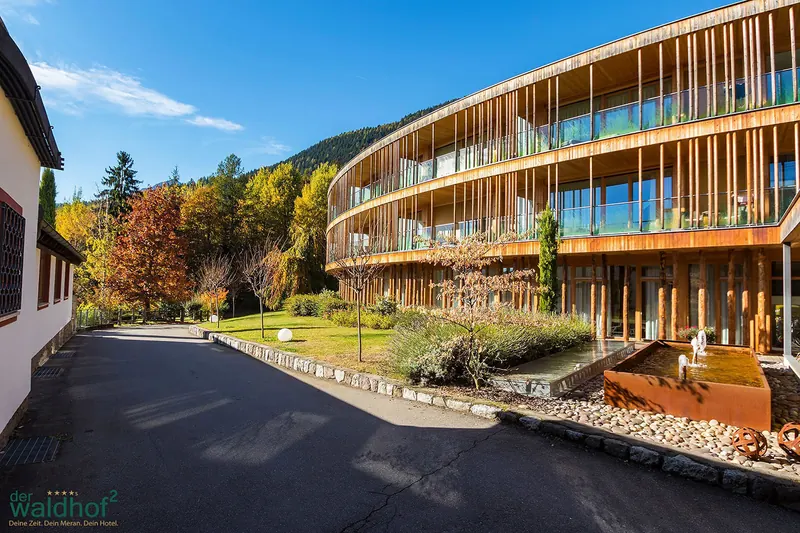 Hotel Waldhof mit runder Holzfassade