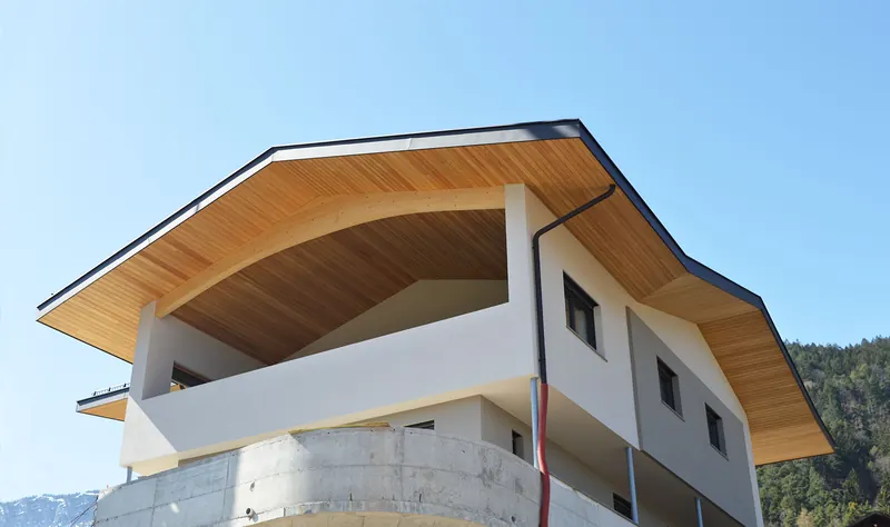Satteldach mit Holzuntersicht an einem neuen Zweifamilienhaus